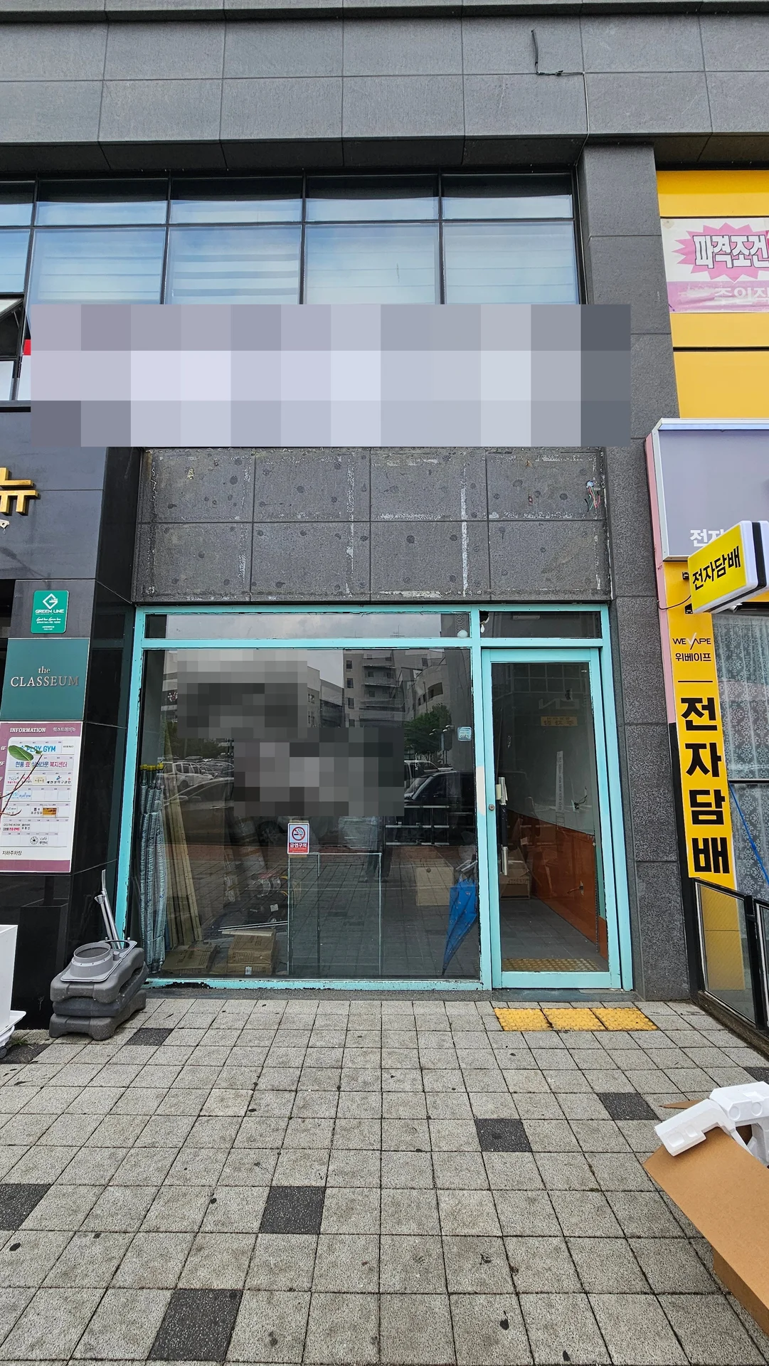 대구 달성군 상가 1층에 문을 연 카페 출입구 (상호는 가림 처리)