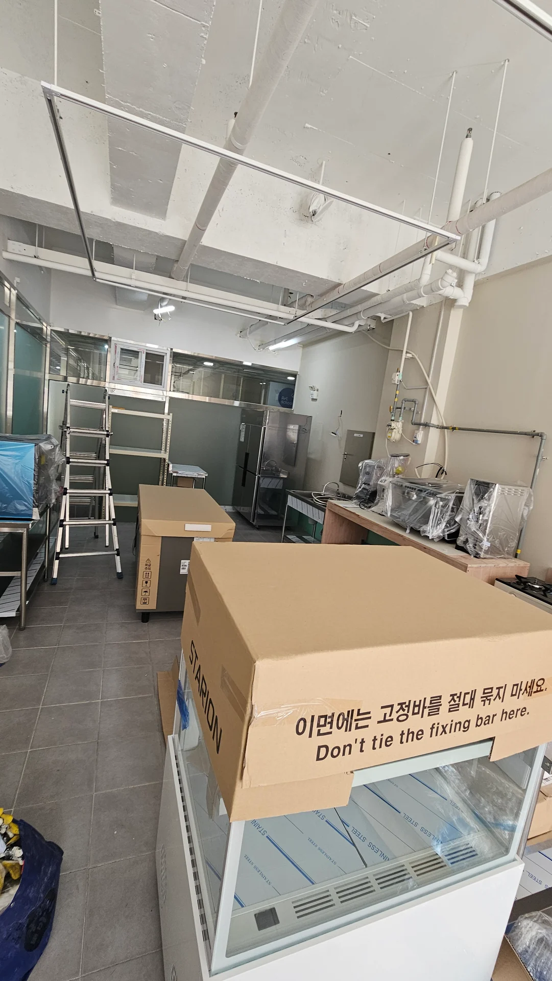 케이크 쇼케이스가 막 들어온 카페 홀