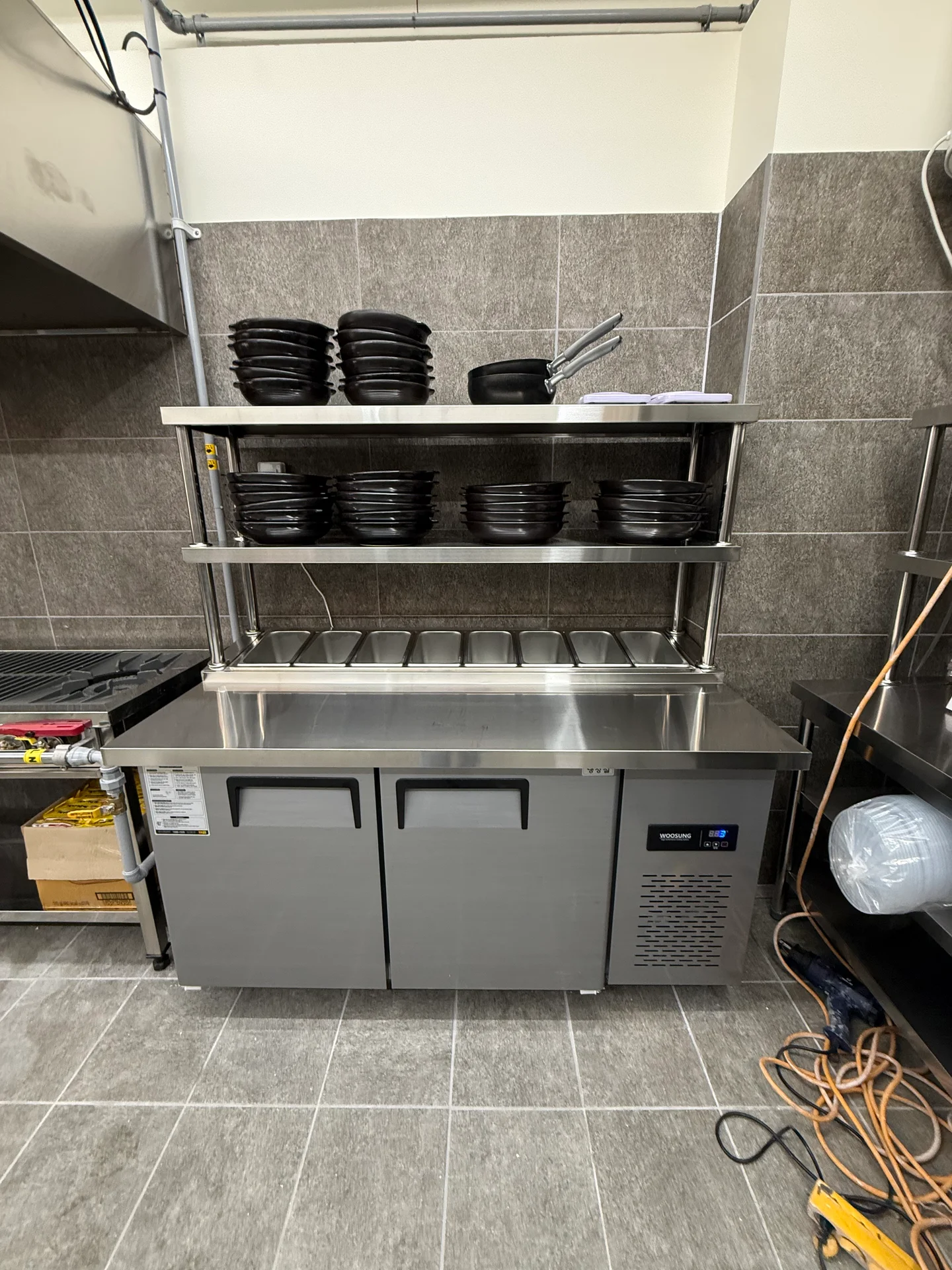 작업대와 선반을 함께 쓰는 김밥냉장고 1500